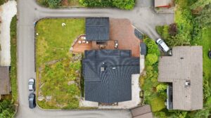 Selveiende tomt på 1.070 m² som er pent opparbeidet. Nytt yttertak med sort, glasert teglstein i 2011.
