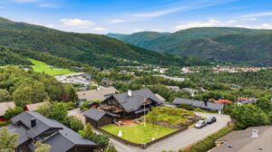Romslig villa med utmerket beliggenhet | Solrike uteplasser | Stor hage | God parkeringsdekning | Barnevennlig område!