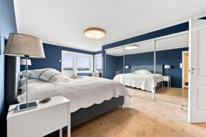 Boligen disponerer flere soverom. Master-soverom har god plass til dobbeltseng samt en romslig speilgarderobe til klær etc.