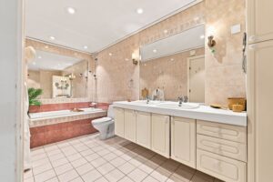 Originalt og helfliset bad som er dedikert til hovedsoverommet. Badet har klassisk innredning, innfliset badekar og dusjnisje.