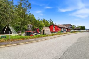 Det er kort gåavstand til Østre Nattlandsfjellet barnhage (0-5 år) samt rimelig nærhet til Nattland skole (1-10 kl.) og Sædalen skole (1-7 kl.). Busstopp med linjene 49 og 81 nås innen få minutter.