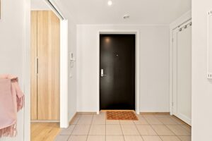 Gangen på 5.0 m² har fliselagt gulv og innfelt downlightsbelysning i taket