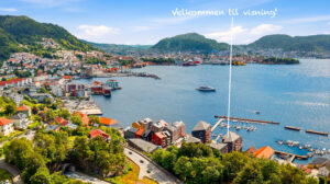 Bildet viser bl.a. nærheten fra eiendommen til Bergen sentrum 
