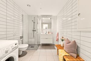 Innbydende og delikat baderom på hele 6.2 m² | Gulv og vegger er fliselagt og det er innfelt downlightsbelysning i taket