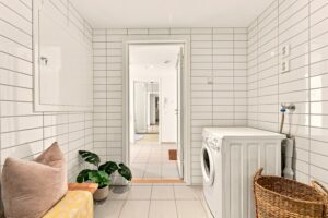 Det er opplegg og god plass til vaskemaskin og tørketrommel på badet | Fordelerskap for rør i rør-system er plassert på badet.