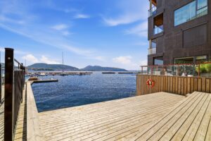 Like ved bygget finner du sameiets fine bryggeanlegg med badestige