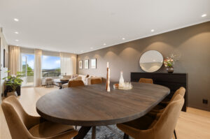 Leiligheten fremstår som smakfull og delikat innredet. Det er god plass til spisestuebord og sofagruppe. Det er innfelte downlights i himlingen (LED).