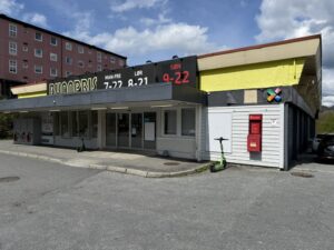 Det er kort avstand til Bunnpris dagligvareforretning på Smiberget med søndagsåpen butikk.