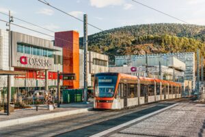 Det er få minutters kjøretid til Oasen Storsenter, med utallige butikker og ulike servicetilbud. Her finner man også endestoppet til Bybanen og Oasen bussterminal.