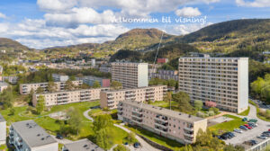 Dette er en oppusset og gjennomført 3-roms toppleilighet (andel) med ypperlig beliggenhet i Ture Nermans vei 49 på Smiberget!