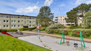 Borettslaget har flotte fellesarealer med grøntområder og lekeplass for de aller minste. Her trives både store og små.