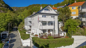 Velholdt og meget pent hus, totalt bestående av tre leiligheter