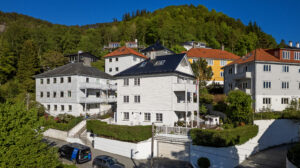 Takstein fornyet i 2004 - Fasade malt i 2023 - Grunnmur og mur mot veien malt i 2026 