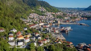 Eiendommen har en svært attraktiv beliggenhet i Fjellsiden i Bergen 