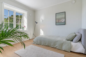 Soverom nr 2 har et areal på 9.0 m² | Nymalte vegger i varme og tidsriktige farger 
