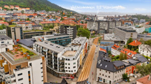 Leiligheten ligger i et moderne boligbygg oppført i 2013 med attraktiv beliggenhet i populære Kronstadparken. Det er kort avstand til Bybanen!