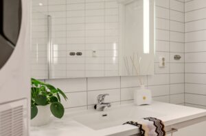 Badet fremstår som velholdt og funksjonelt.