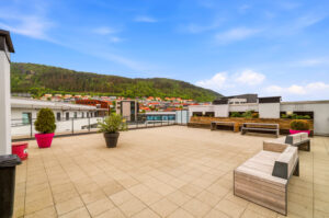 Det er felles takterrasse, der solen og utsikt kan nytes i koselige omgivelser (adgang til takterrassen er via Bjørnsons gate 7 - oppgangen ved siden av).