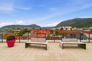Her får man nydelig utsikt mot byfjellene. Som en ekstra bonus gir beliggenheten også kort vei til bybane, servicetilbud og studiesteder.