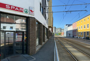Spar dagligvareforretning ligger i umiddelbar nærhet.