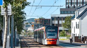 Det er kort gåavstand til Bybanens stoppested i Inndalsveien, som bringer deg effektivt videre til sentrum eller sydover i retning Laguneparken og Bergen Lufthavn m.fl.