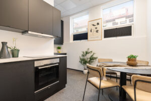Moderne kjøkken med gode arbeidsflater og plass til uformelle møter eller pauser for ansatte og besøkende.
