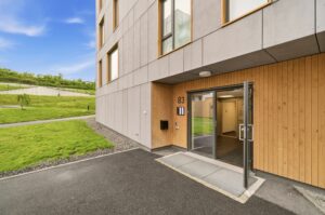 Felles tomt er opparbeidet med interne veier, beplantning og garasjeanlegg.