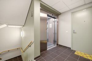 Bygget har personheis og felles trapperom.