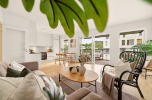 Stue/kjøkken på 28,9 m² med parkettgulv og malte flater.