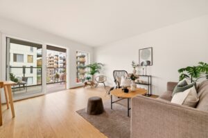 Praktisk oppholdsrom med plass til både sofagruppe og spisebord.