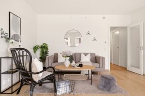 Stuedelen har plass til sofagruppe og naturlig tilknytning til kjøkkenet.