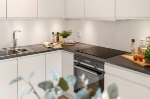 Kjøkken fra Sigdal med glatte fronter og benkeplate i laminat.