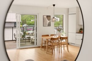 Oppholdsrommet er del av en åpen stue- og kjøkkenløsning på 28,9 m².