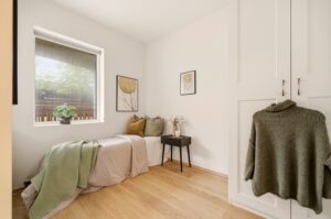 Nøytralt rom med plass til seng eller arbeidsplass.