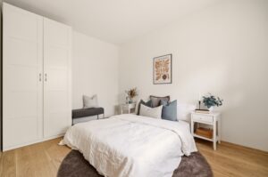 Hovedsoverom med plass til dobbeltseng og garderobeløsning.