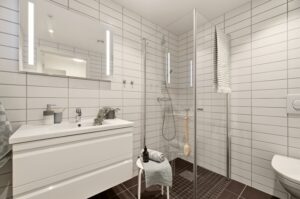 Flislagt bad på 4,3 m² med vannbåren gulvvarme.