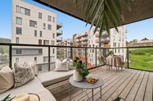 Sørvendt uteplass med adkomst direkte fra oppholdsrommet.
