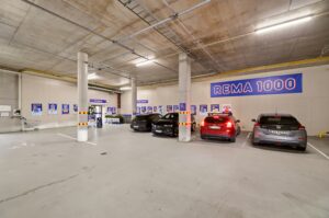 Rema1000 har parkeringsplass og 1 time kostnadsfri parkering. 