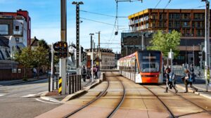 Det er kort gåavstand til Bybanens stoppested i Inndalsveien, som bringer deg effektivt videre til sentrum eller sydover i retning Laguneparken og Bergen Lufthavn m.fl.