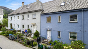 Klassisk murbebyggelse i populært område på Kronstad. Leiligheten ligger i 2. etasje og sameiet består av 3 selveiende boligseksjoner.