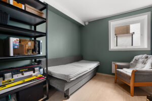 I kjelleren er det en stor bod på 12 m². Boden er tilleggsdel til seksjonen og følgelig ikke godkjent til varig opphold.