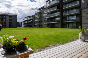 Velkommen til Highland Lodge Fjellandsby i Geilo sentrum. Leiligheten har en svært gunstig beliggenhet i 1.etasje med direkte tilkomst til terrassen.