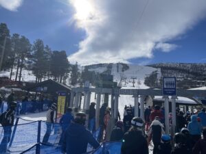Fra Geilojordet, en kort spasertur fra leiligheten, går skibussen som raskt og effektivt tar deg til alpinanleggene.