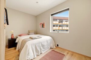 Soverom 2 måler 10,2 m² – Perfekt som barnerom, gjesterom eller hjemmekontor.
