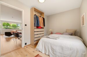 Garderobeskap med 30 dybde gir fin plass til dobbeltseng.