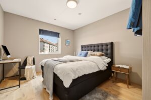 Romslig hovedsoverom på 12 m² med gode innredningsmuligheter.
