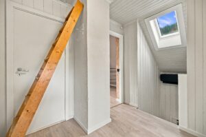Nyere takvinduer er montert. Her ser du adkomst til koffertloft.
