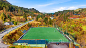Fotballbanen på Stilvoll ligger like ved, og ved skolen er det fine idrettsanlegg.