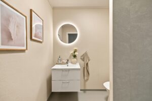 Badet fikk nye plater i dusjsonen, takdusj og ny servant i 2026.