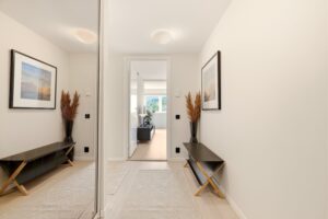 I gangen er det praktisk speilgarderobe med plass til ytterklær og sko etc. Speilfrontene bidrar samtidig til en lysere og bedre romfølelse.